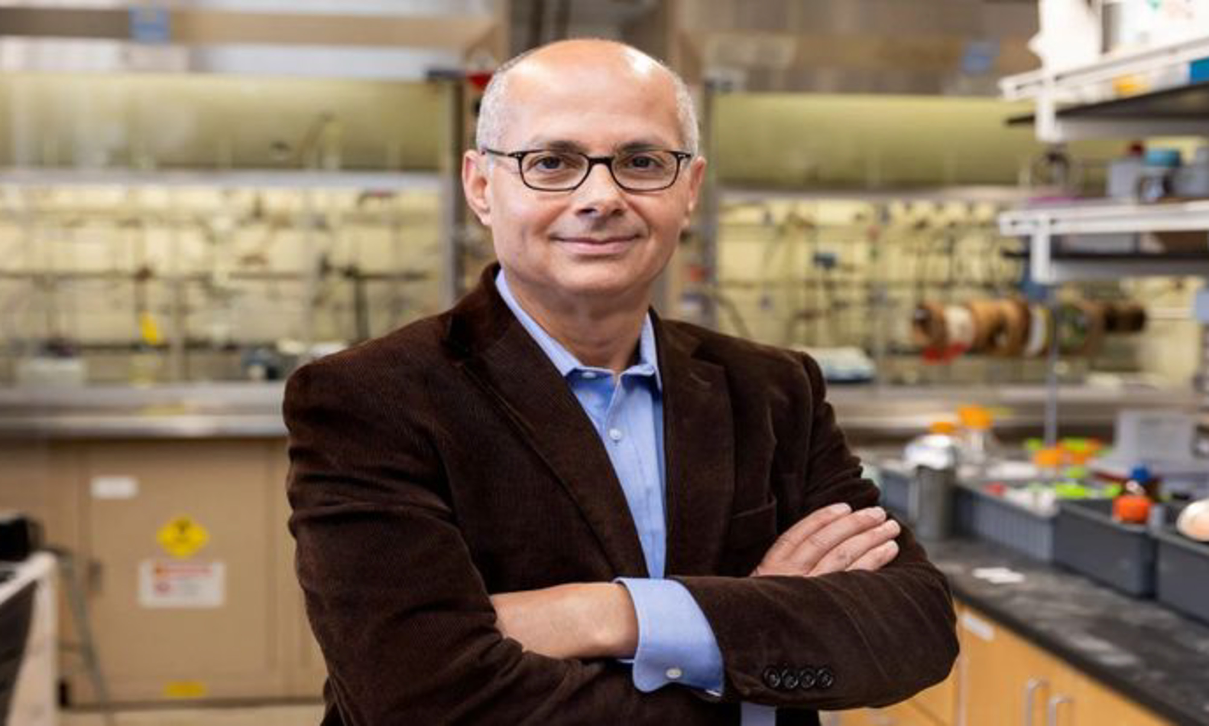 Omar Yaghi ciptakan teknologi MOFs yang hasilkan 1.000 liter air dari udara gurun, solusi baru krisis air bersih global.(Foto: Pinterest)