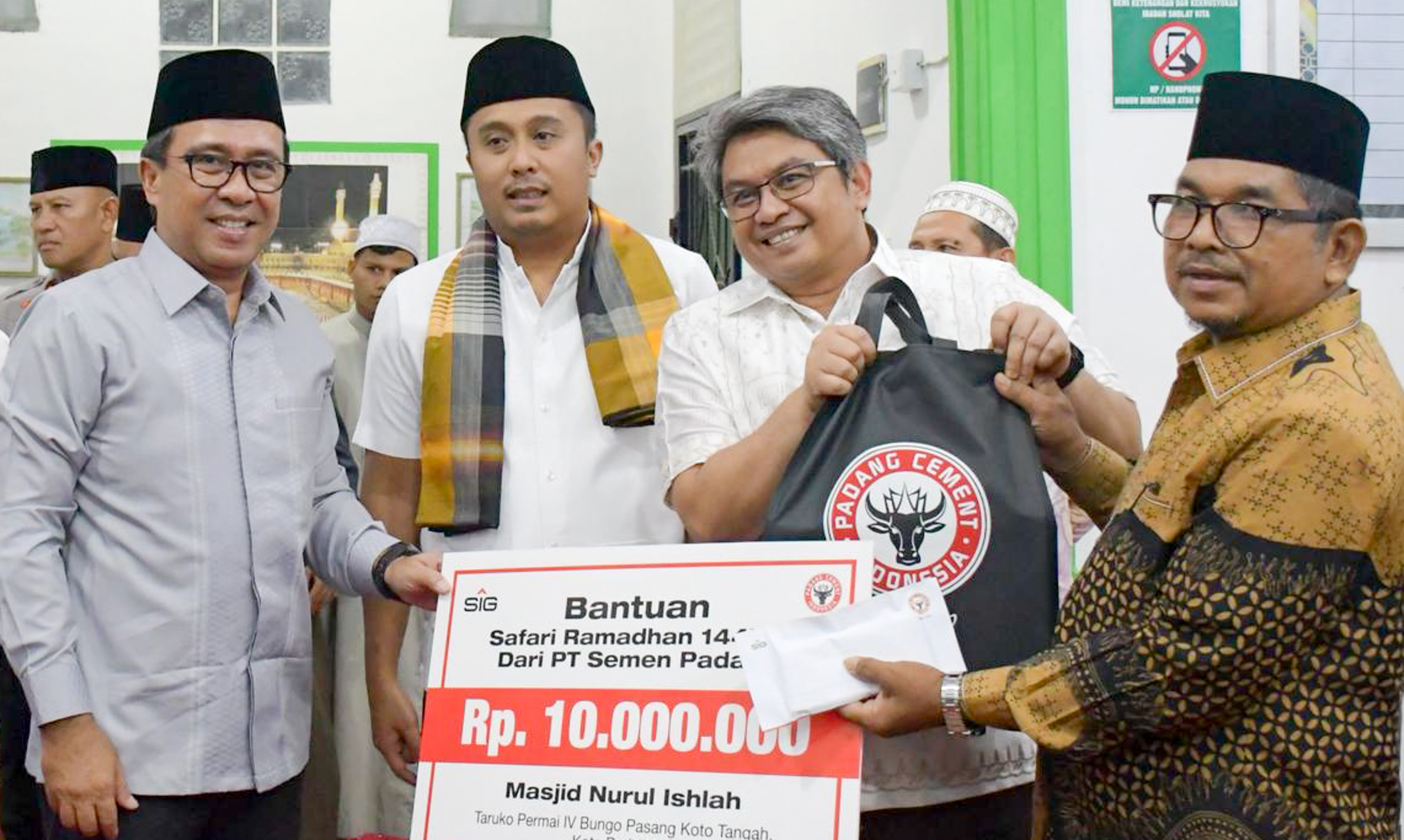 PT Semen Padang salurkan Rp22,5 juta lewat Safari Ramadan 1447 H untuk MDA di Solok dan pengembangan masjid di Padang.