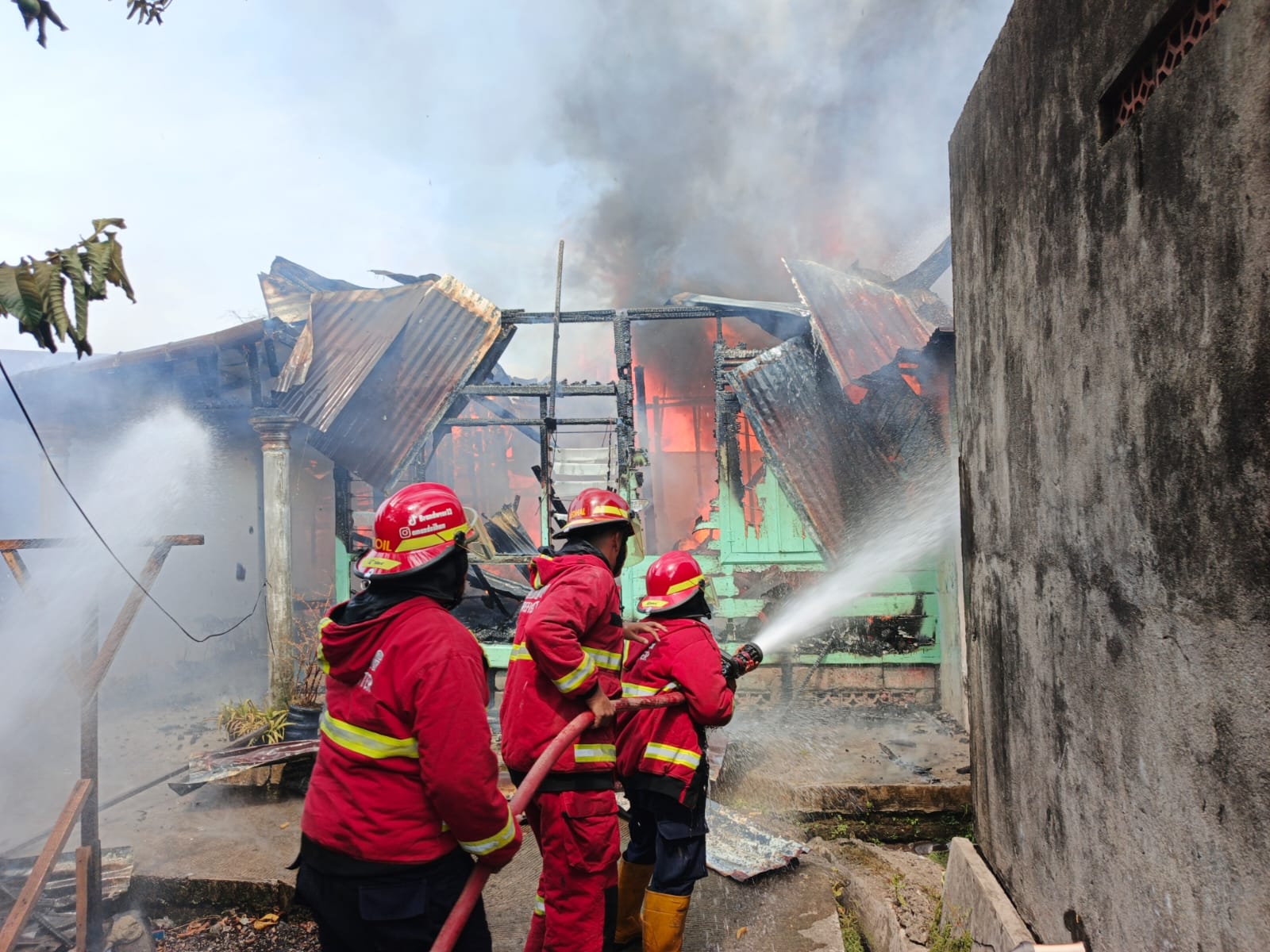 Kebakaran hanguskan rumah di Jalan Ujung Pandan No. 35, RT 004/RW 002, Kelurahan Olo, Kota Padang, Selasa (3/3/2026). Dinas Damkar Kota Padang kerahkan 8 armada dan 85 personel untuk padamkan api.