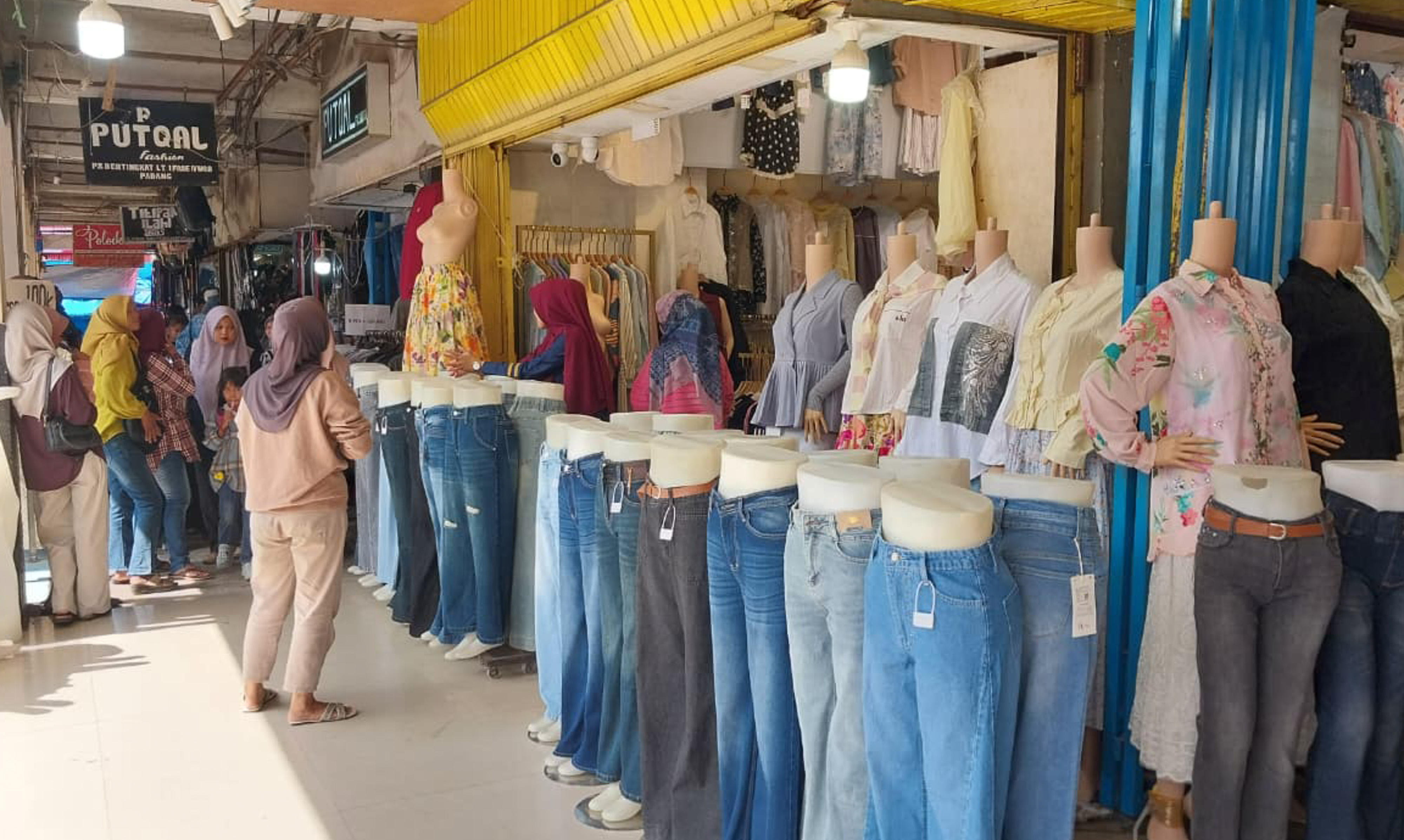 Penjualan pakaian di Pasar Raya Padang jelang Idul Fitri 1447 H masih stabil, pedagang prediksi lonjakan signifikan mulai H-10 Ramadan. (Mengki Kurniawan/Padeks)