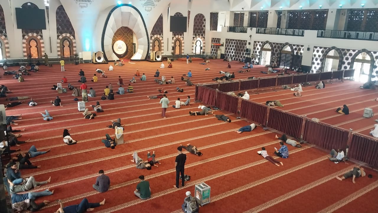 warga manfaatkan Masjid Raya Syekh Ahmad Khatib Al-Minangkabawi untuk beristirahat sembari menunggu waktu salat masuk di bulan Ramadan 2026. (Mengki Kurniawan/Padeks)