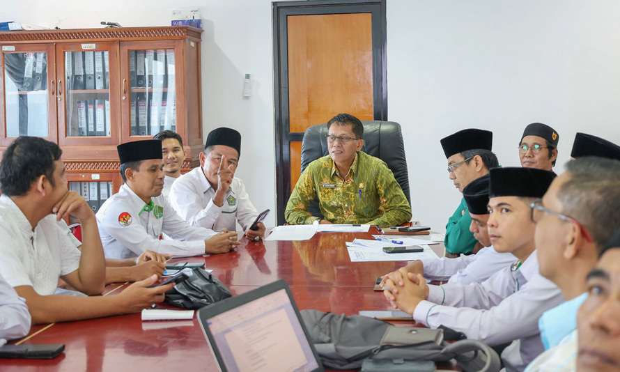 Asisten I Setdako Pariaman, Elfis Candra, pimpin rapat persiapan Festival Takbir Keliling 1447 H di Ruang Rapat Sekda, Selasa (3/3/2026).
