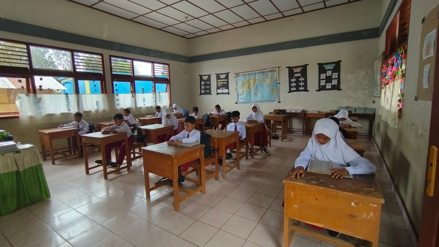 TEKUN : Para murid UPTD SDN 03 Tanjuang Haro Sikabu-kabu Padangpanjang sedang belajar Al Quran sebelum memeulai pelajaran.(tim laman guru)  