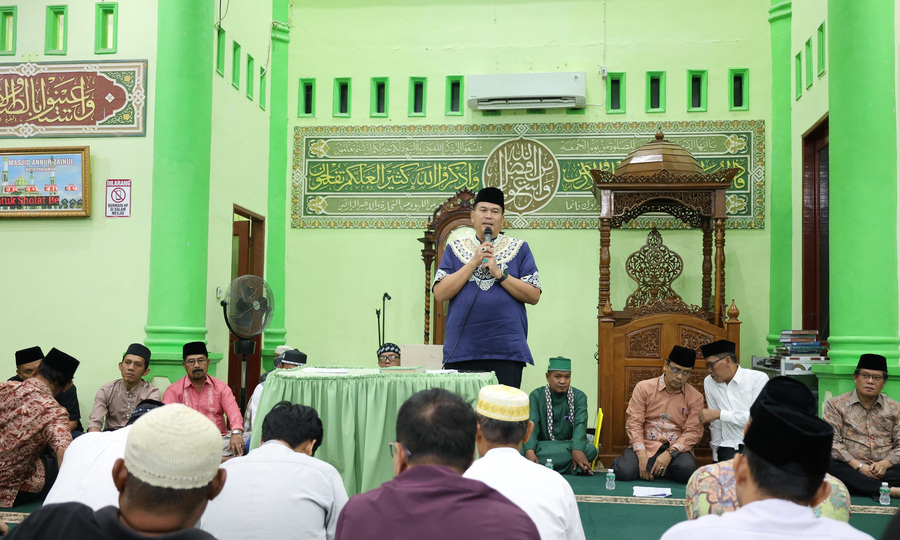 Safari Ramadhan 1447 H di Kota Pariaman dimulai, 9 tim turun ke masjid, Wako Yota Balad serahkan bantuan Rp7,5 juta.