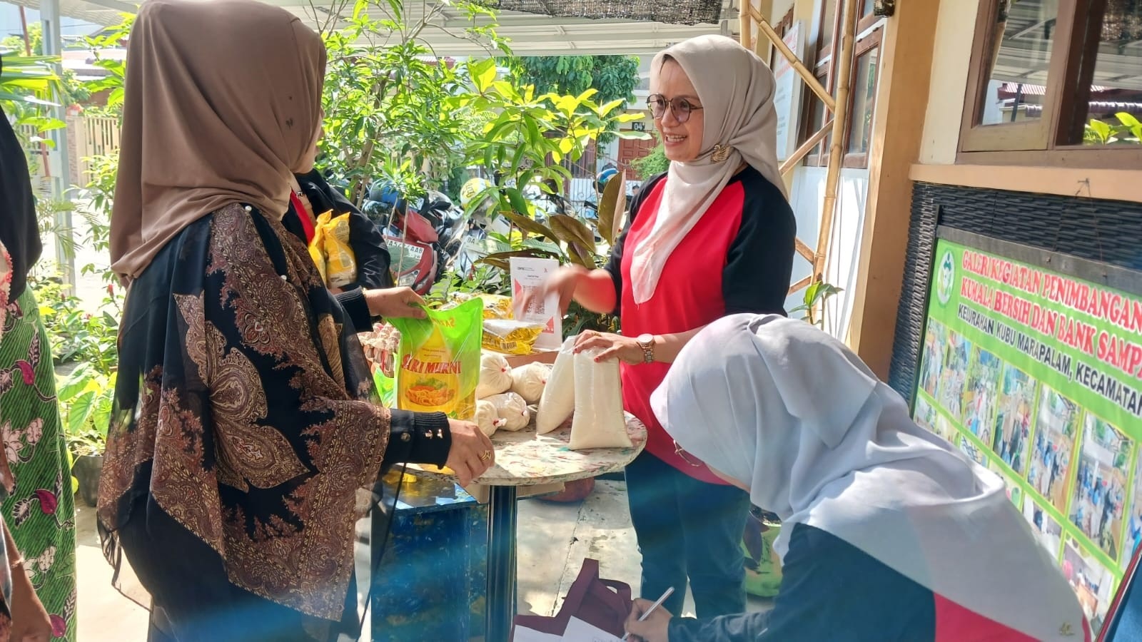 PANGAN MURAH: Warga membeli minyak goreng di pojok GPM Kantor Lurah Kubumarapalam, Padang, Selasa (3/3).