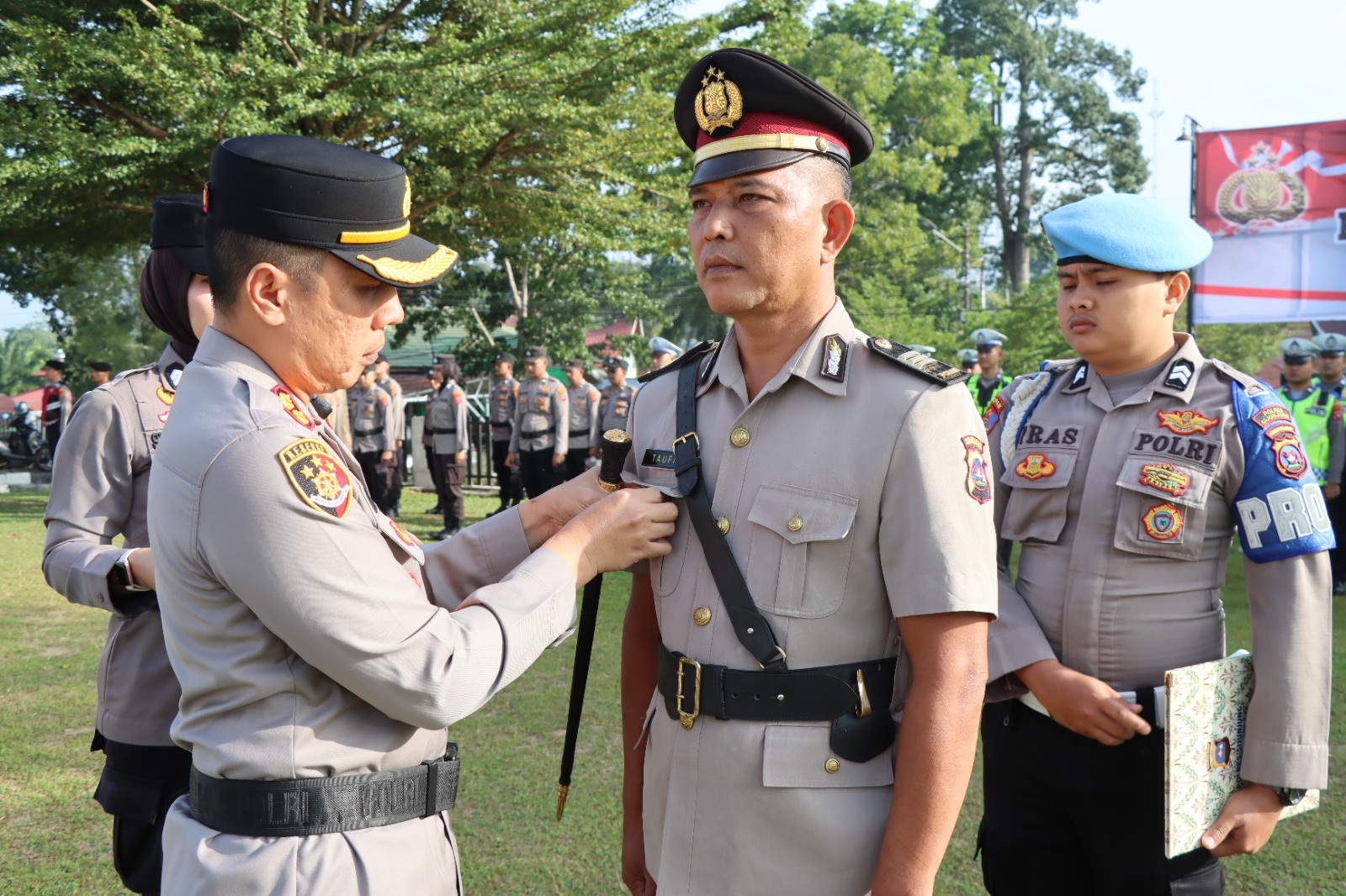 Kapolres Sijunjung AKBP Willian Harbensyah SIK MH melantik AKP Taufik sebagai Kabag SDM Polres Sijunjung di lapangan Apel Mapolres Sijunjung, Selasa (3/3).