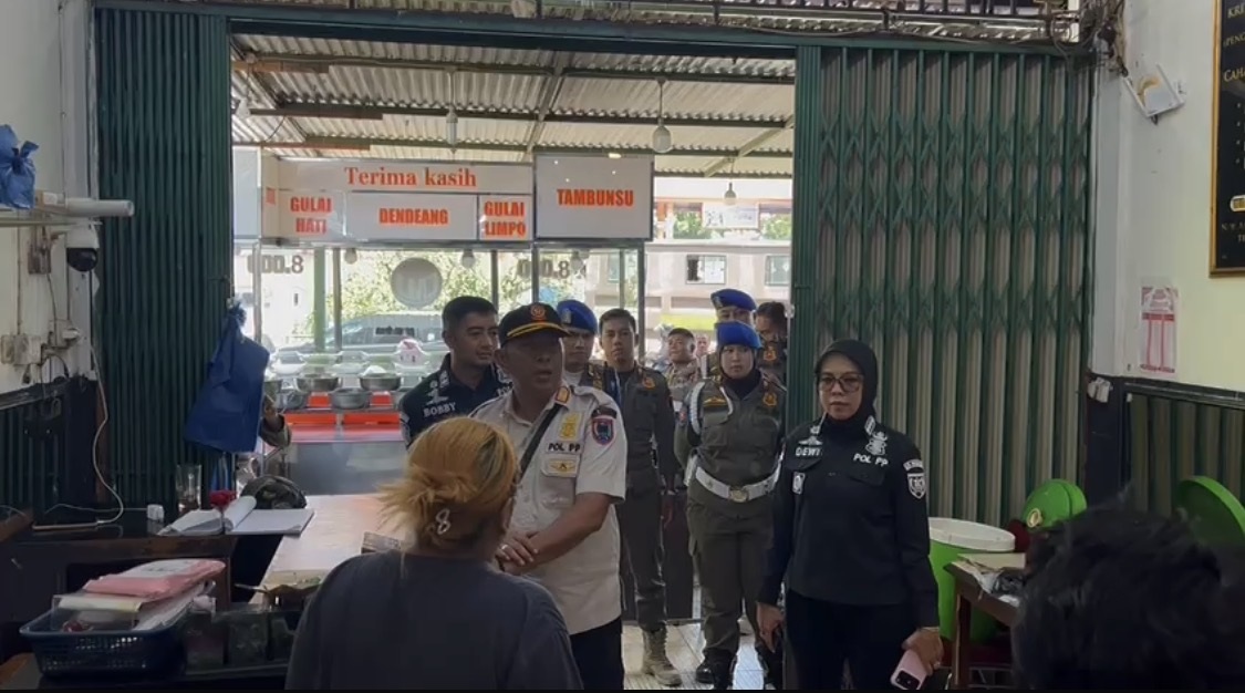ScKasat Pol PP dan Damkar Kota Payakumbuh Dewi Novita bersama jajaran menegur pemilik warung makan yang buka di siang hari pada bulan Ramadhan, kemarin.