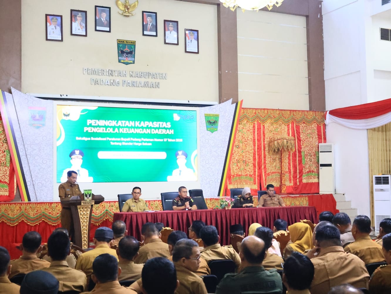 Bupati Padangpariaman, John Kenedy Azis, saat memberikan sambutan dalam sosialisasi, kemarin. 