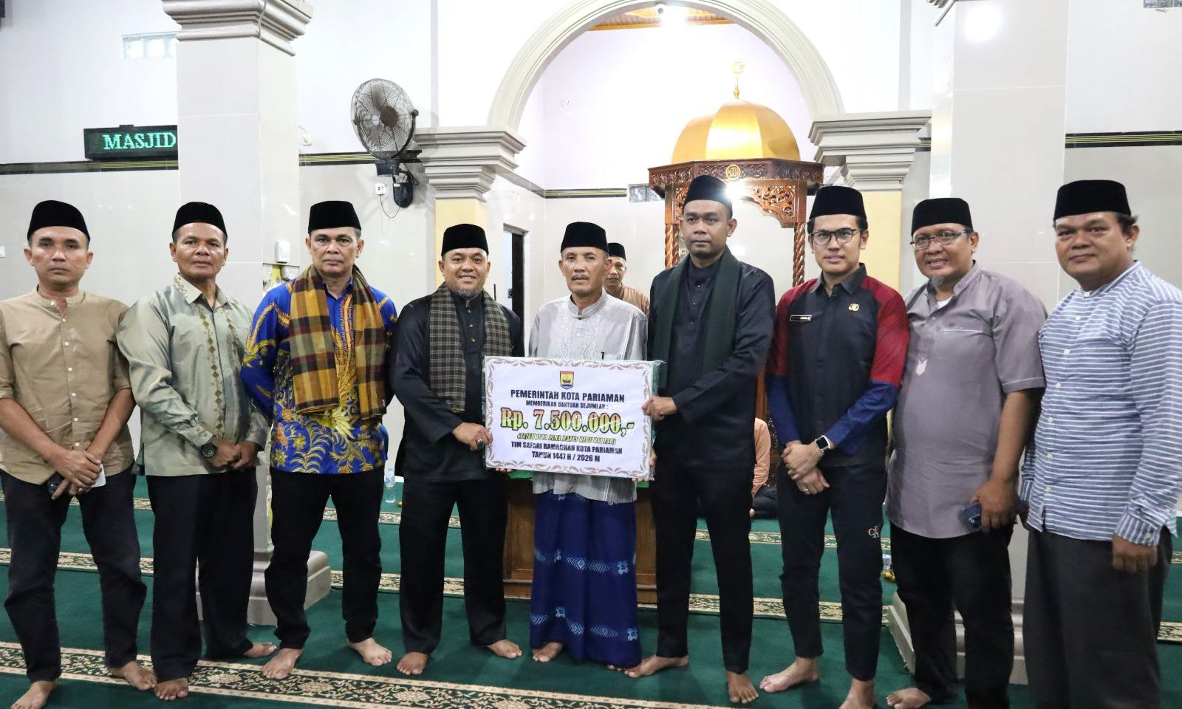 Sekdako Pariaman Afrizal Azhar kunjungi Masjid Adam Sorin pada Safari Ramadhan 1447 H, serahkan bantuan Rp7,5 juta.