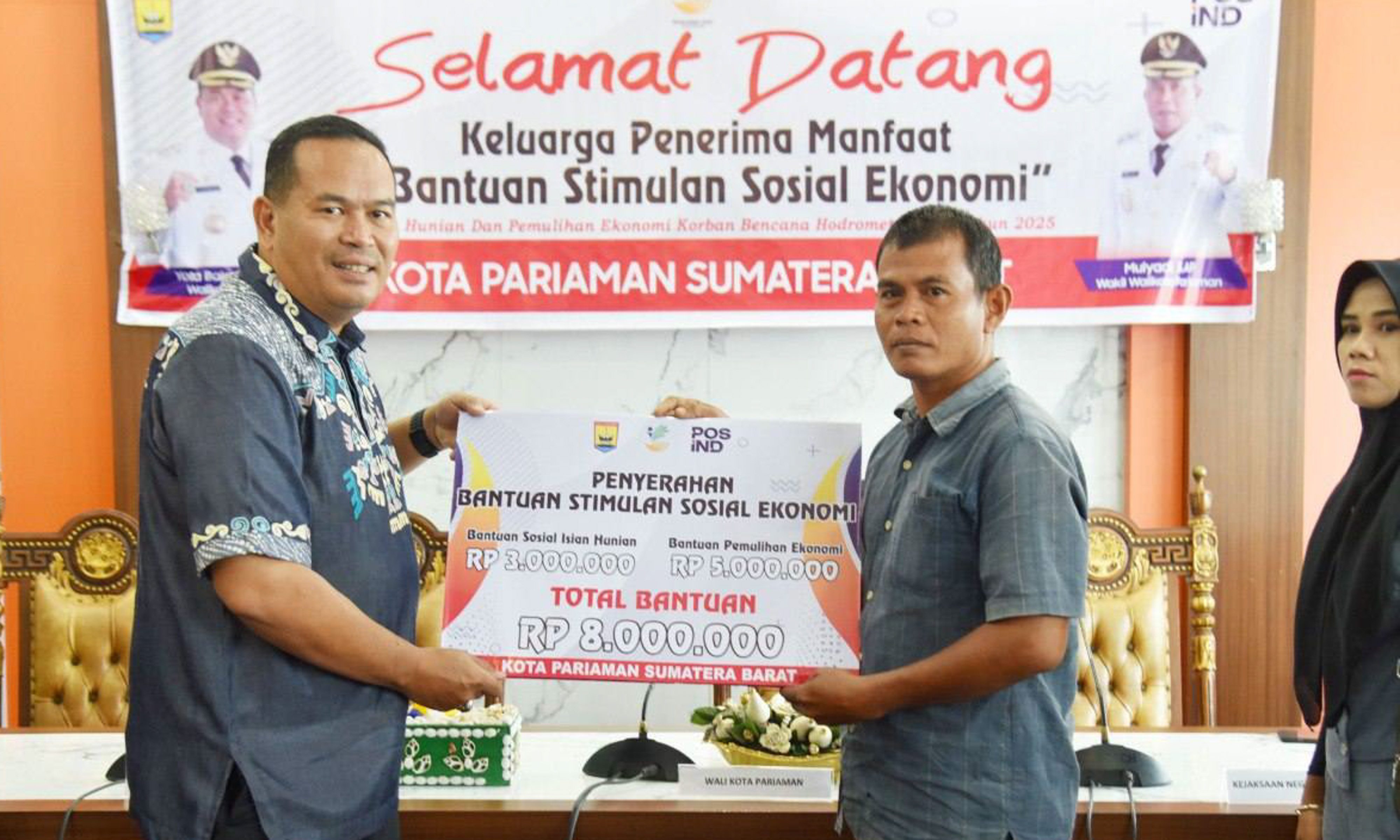 Wali Kota Pariaman Yota Balad serahkan bantuan Rp8 juta untuk 15 KK korban banjir dan longsor, dukung pemulihan ekonomi dan hunian.