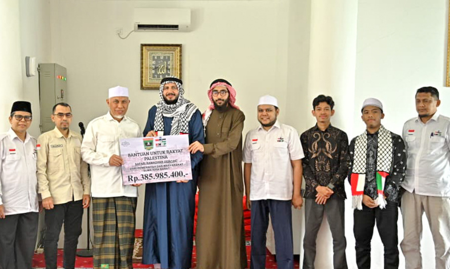Gubernur Mahyeldi serahkan bantuan Rp385 juta dari masyarakat Sumbar untuk Palestina melalui KNRP di Padang.
