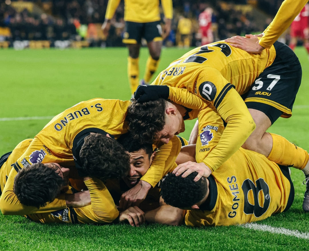 Pemain Wolves merayakan gol Andr&eacute; pada menit 90+4 yang memastikan kemenangan 2-1 atas Liverpool di Stadion Molineux.(Foto: X @Wolves)