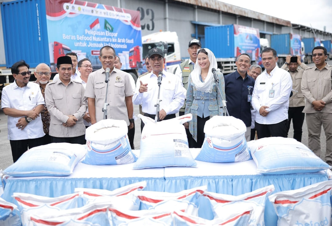 Menteri Pertanian Andi Amran Sulaiman melepas ekspor perdana 2.280 ton beras CBP Premium ke Arab Saudi di Gudang Perum BULOG, 4 Maret 2026.(Foto: Humas)
