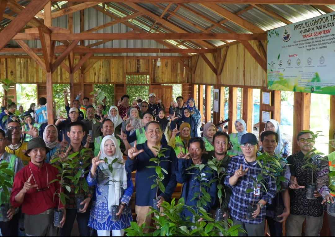 Manajemen Tarahan Port bersama perwakilan instansi terkait pada kegiatan penghijauan PT Bukit Asam dalam rangka HUT ke-45 dan Bulan K3 Nasional.(Foto: Corcom)