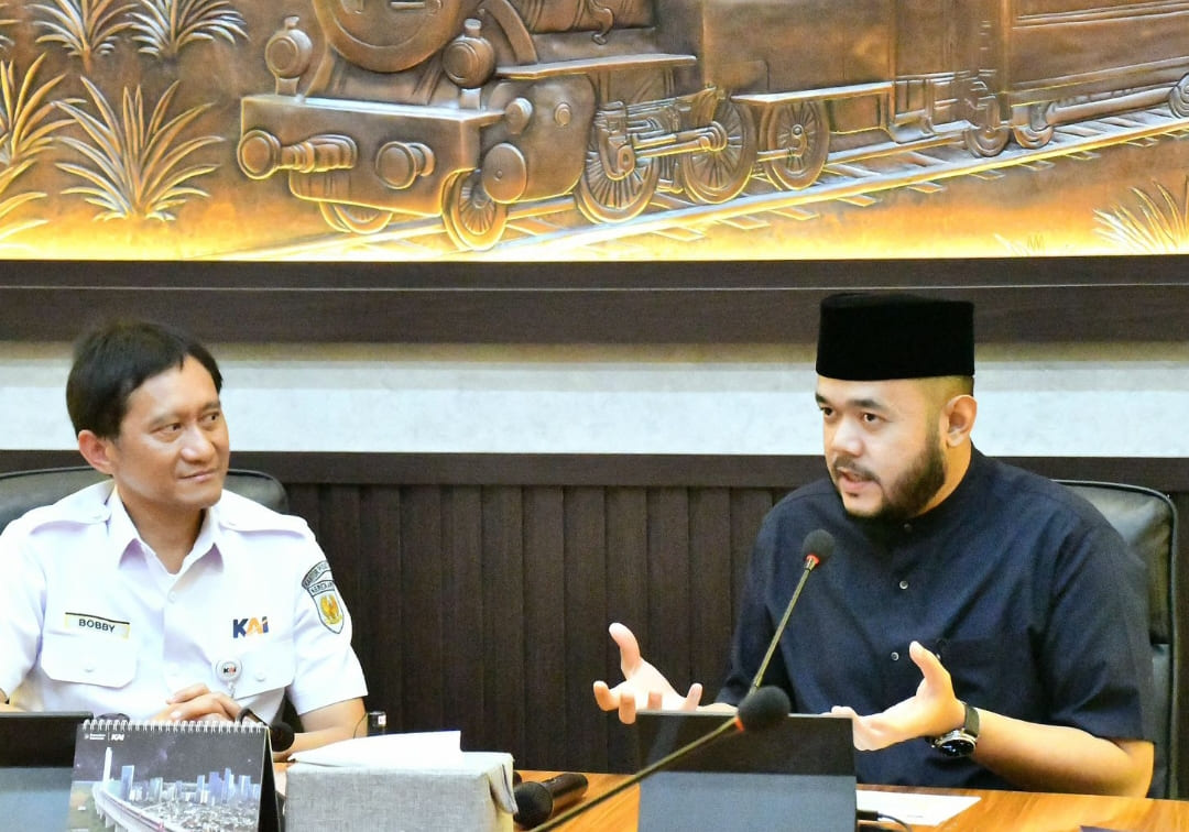 Wali Kota Padang, Fadly Amran, bertemu Dirut KAI, Bobby Rasyidin membahas penataan Kota Tua, lahan huntap, dan optimalisasi transportasi.(Foto: Prokopim)