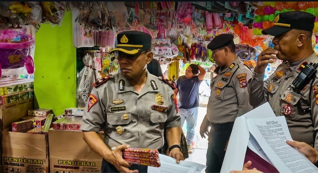 Polresta Padang razia petasan dan kembang api di Pasar Raya untuk jaga Kamtibmas selama Ramadan, Selasa (3/3/2026).