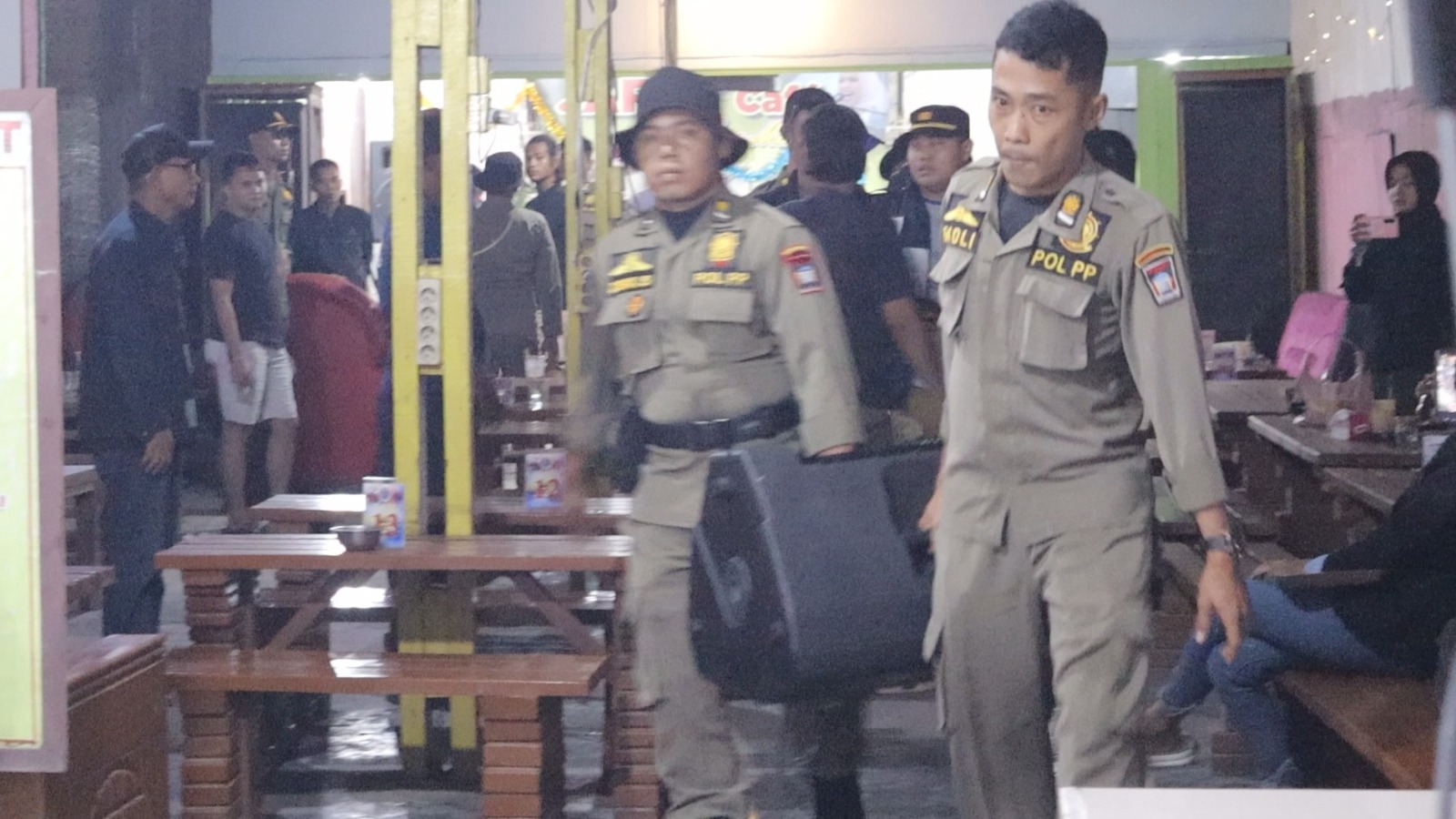 Satpol PP Kota Padang menindak tempat usaha karaoke di Lubukbegalung yang mengganggu trantibum dan melanggar aturan aktivitas hiburan selama bulan suci Ramadan, Selasa malam (3/3/2026).