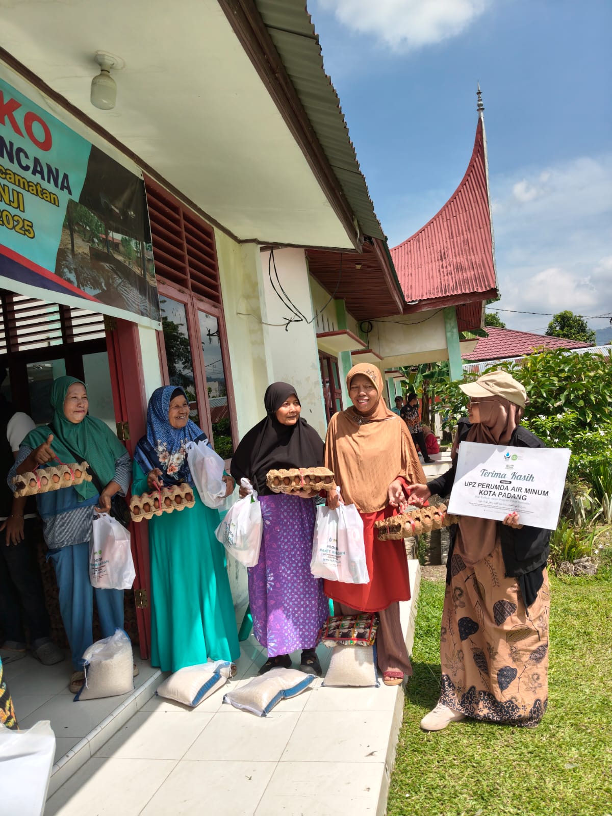 Warga bahagia menerima paket Ramadhan dari UPZ Perumda AM Padang dan IZI Sumbar yang disalurkan 1 hingga 3 Maret 2026 di tiga wilayah terdampak bencana di Padang.