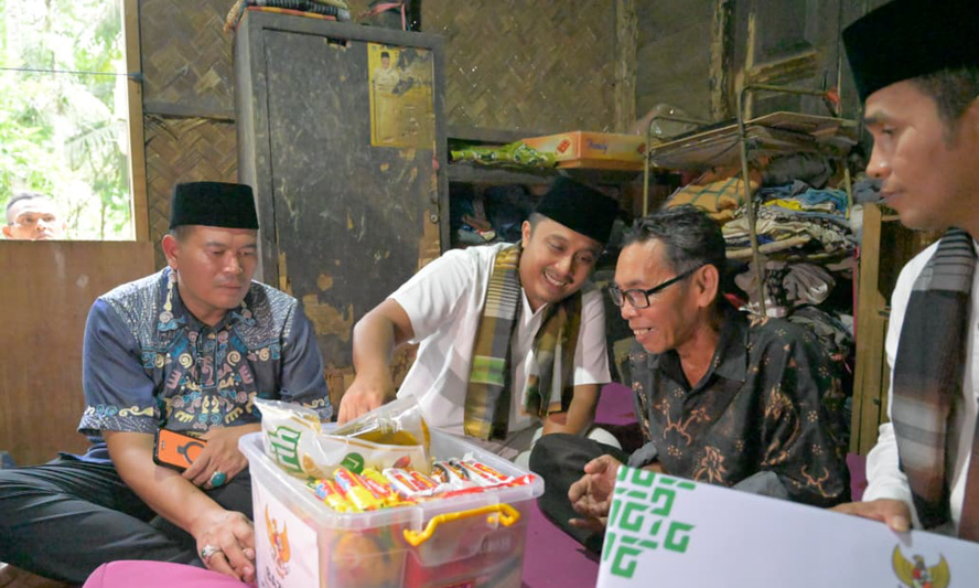 Wagub Sumbar Vasko Ruseimy didampingi Wako Pariaman Yota Balad, serahkan bantuan bedah rumah Rp25 juta untuk warga Ujung Batung, Pariaman, dalam Safari Ramadhan 1447 H.