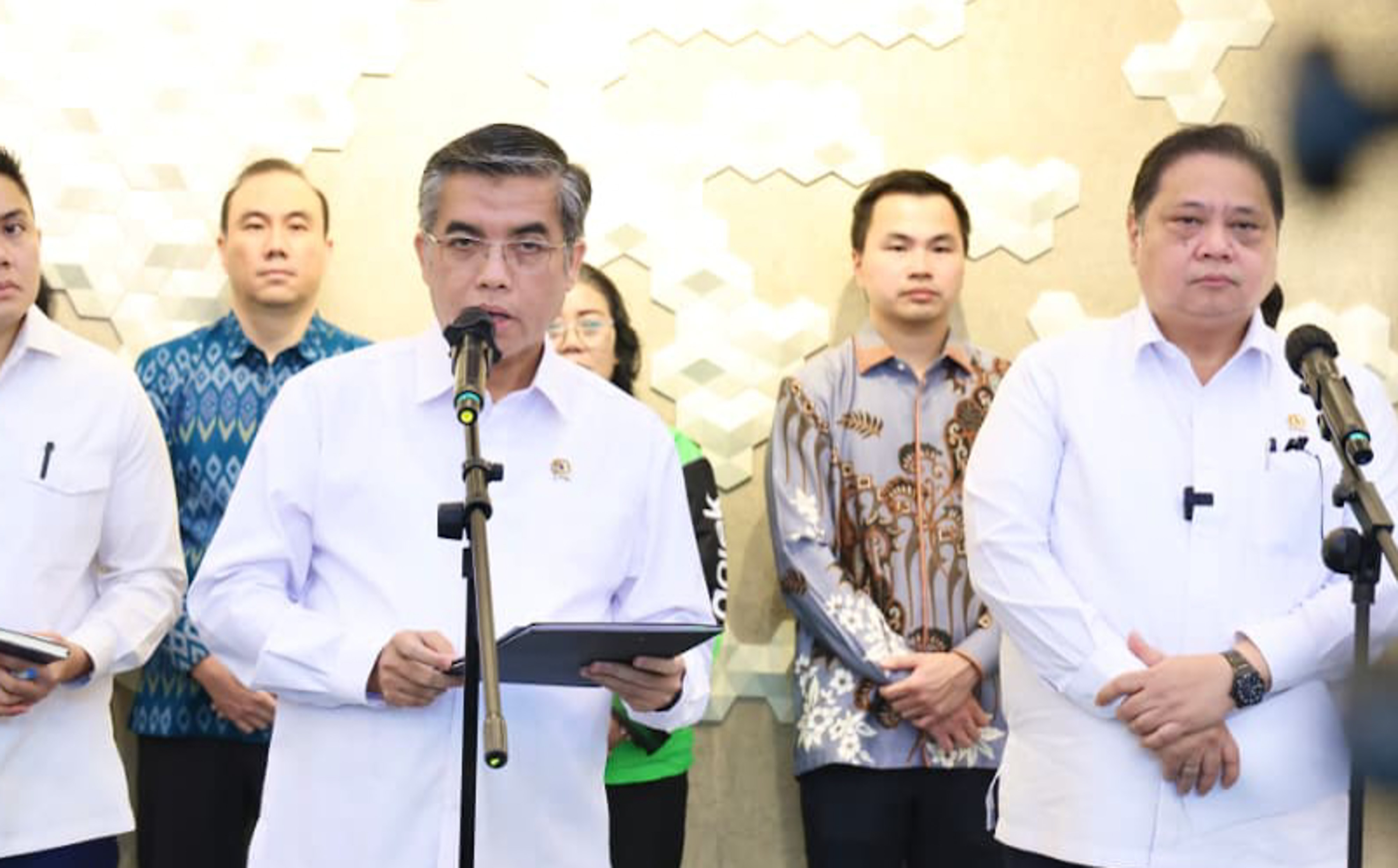 Menaker Yassierli tegaskan THR 2026 wajib dibayar penuh, tak boleh dicicil, dan cair paling lambat H-7 sebelum hari raya.
