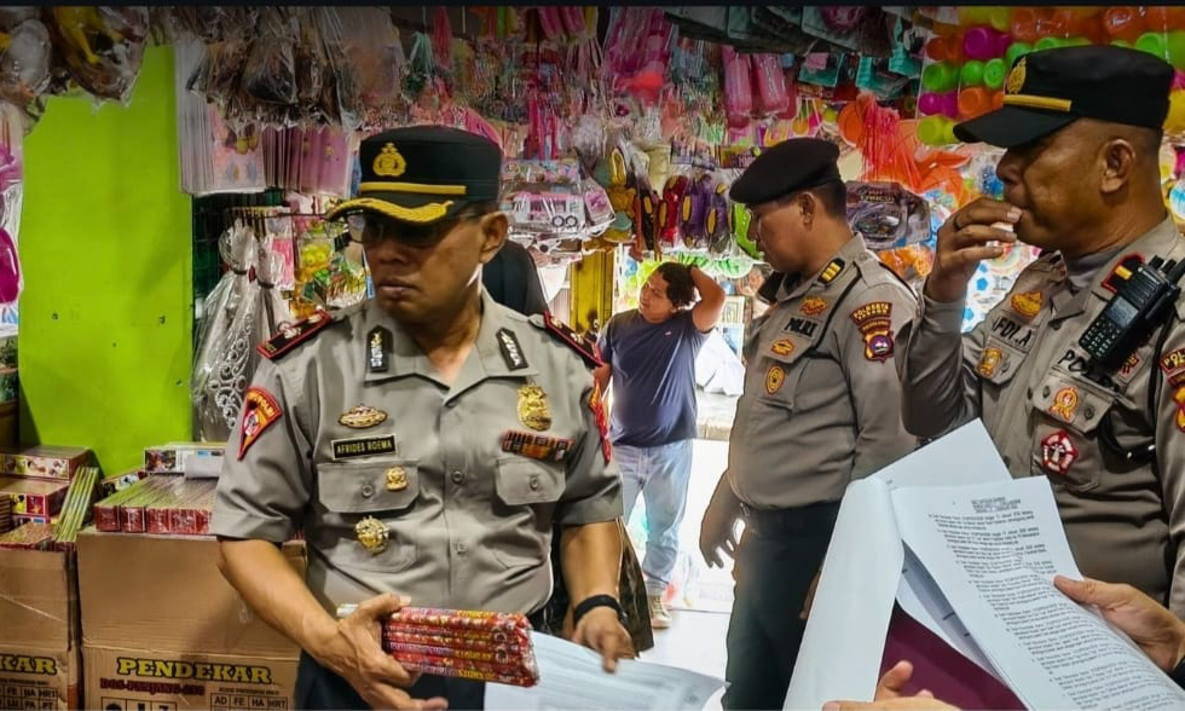 Polresta Padang razia petasan di Pasar Raya, sejumlah kembang api disita demi menjaga ketertiban selama Ramadan 2026.