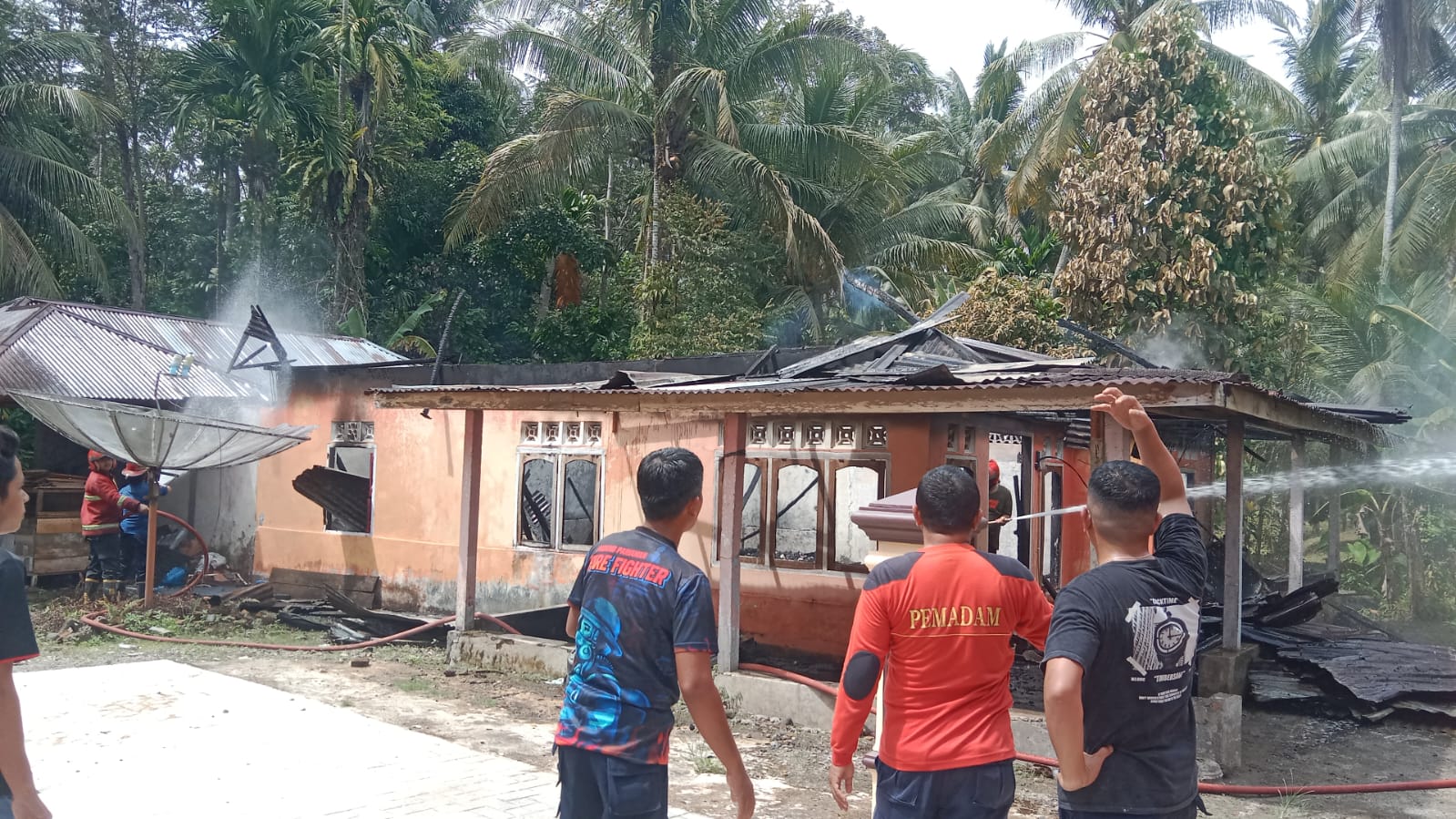 Kebakaran hanguskan rumah warga di VII Koto Sungai Sarik, Padangpariaman. Kerugian ditaksir Rp150 juta, diduga akibat korsleting listrik.