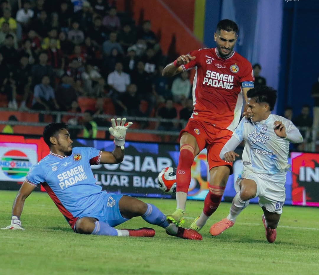 Pemain Semen Padang FC berduel dengan pemain PSIM Yogyakarta di Stadion H. Agus Salim Padang, Rabu (4/3/2026).