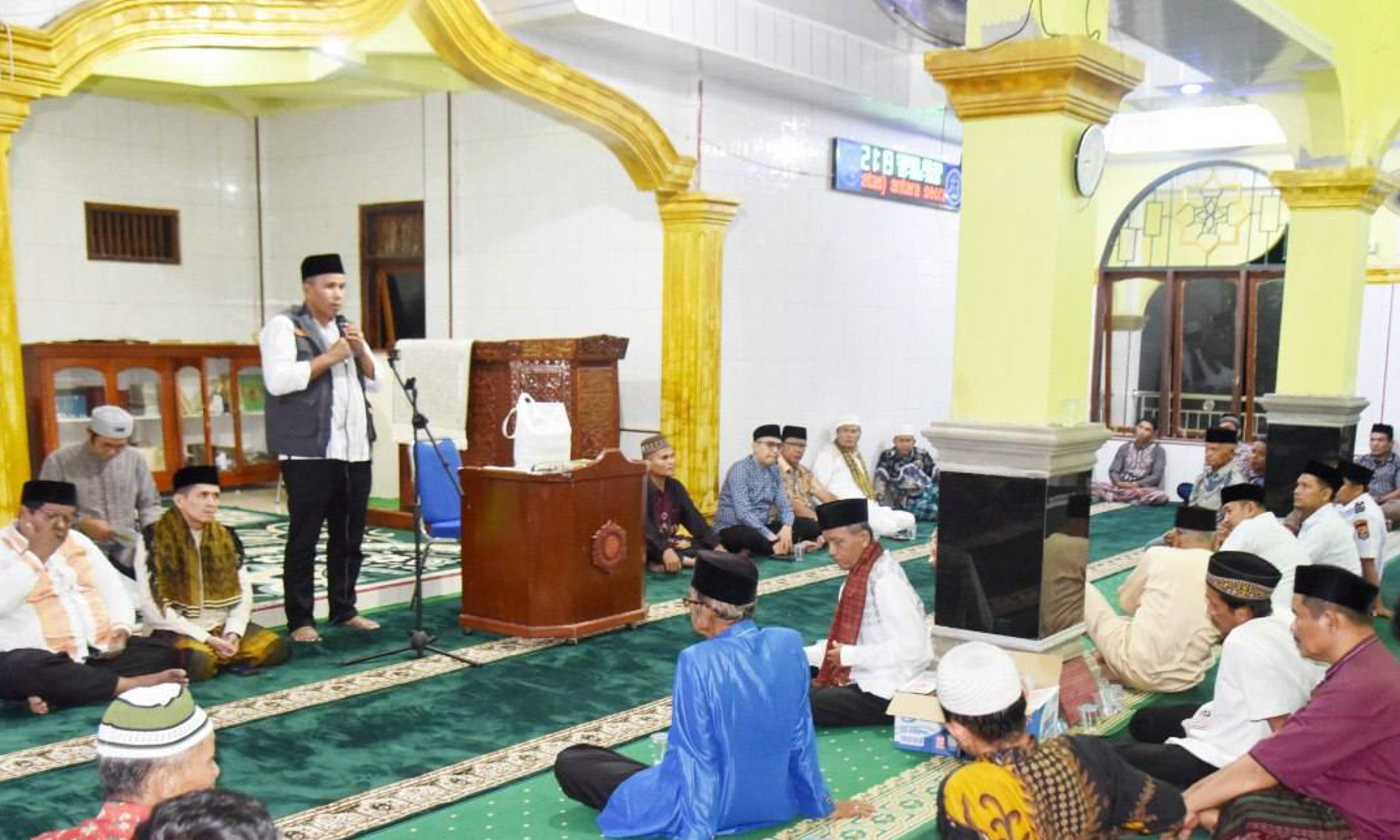 Wawako Mulyadi pimpin Safari Ramadan di Masjid Raya Pakasai, serahkan bantuan Rp7,5 juta dan paparkan program unggulan Pemko Pariaman.