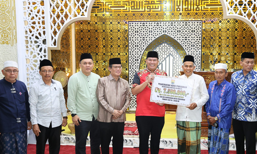 Wako Yota Balad pimpin Safari Ramadan di Masjid Raya Kampung Baru, serahkan bantuan Rp12,5 juta untuk dukung renovasi masjid.