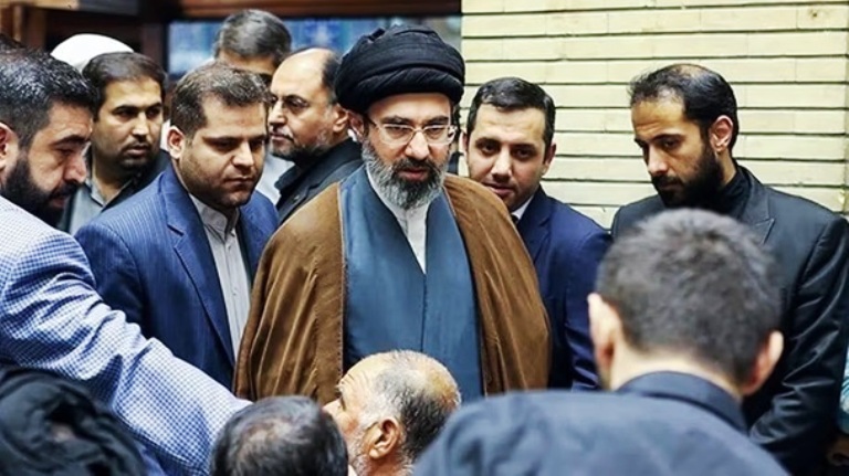 TAK KALAH GARANG: Mojtaba Khamenei (tengah) anak dari Ayatollah Ali Khamenei.