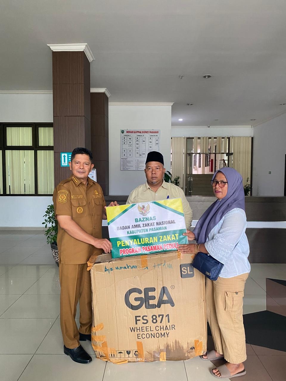 Bupati Pasaman, Welly Suhery, menyerahkan bantuan kursi roda kepada perwakilan keluarga Nurhayeti di Kecamatan Panti, Selasa (3/2).