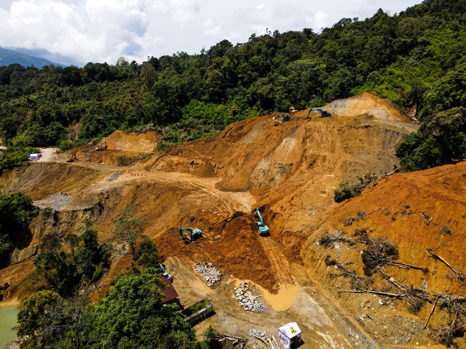 Alat berat bekerja membersihkan material longsor yang menutup ruas jalan Sicincin&ndash;Malalak&ndash;Balingka di KM 82+800, Nagari Malalak Timur, Kecamatan Malalak, Rabu (4/3) pagi.
