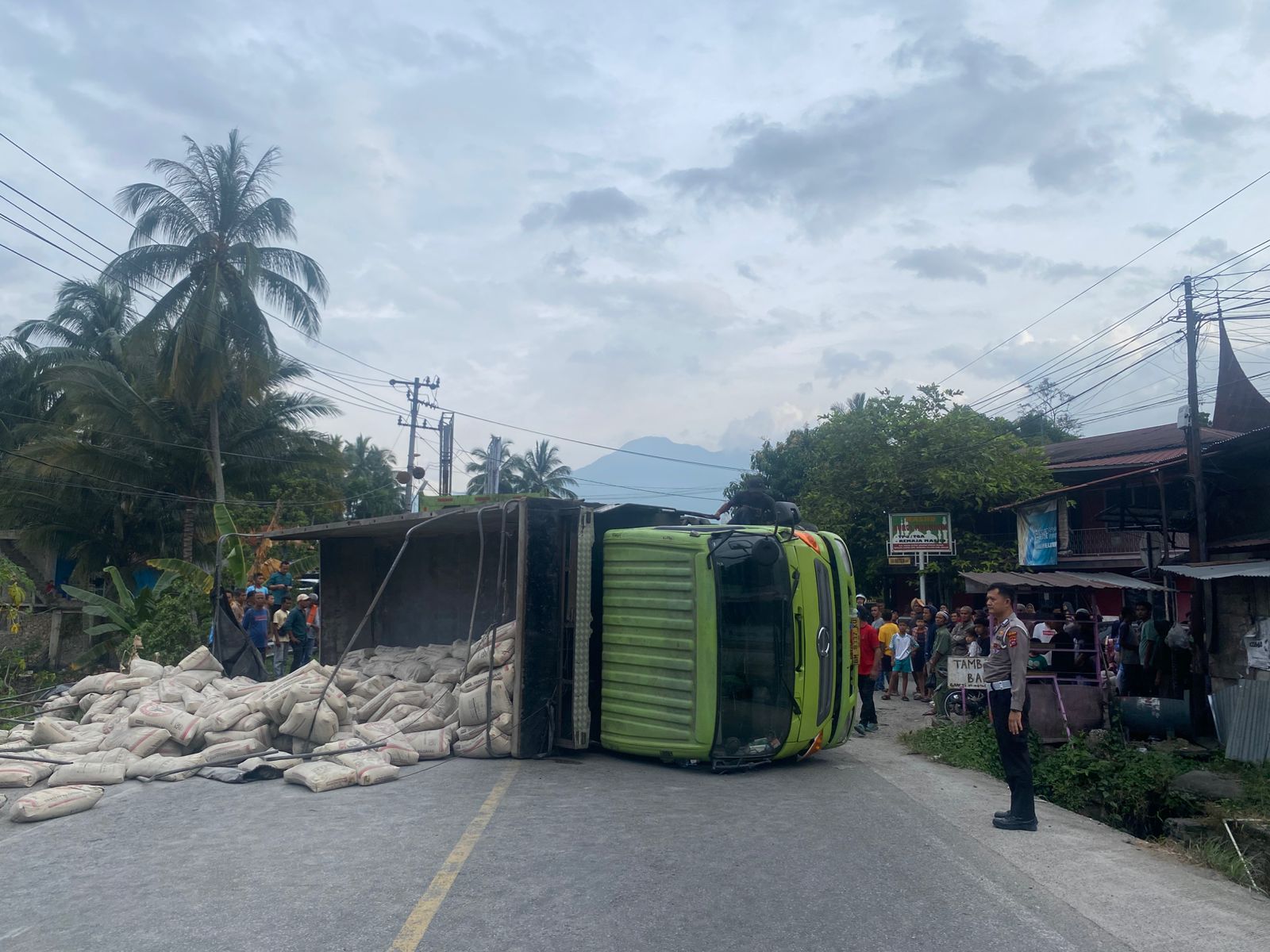 Kecelakaan tunggal dump truck BM 8337 KU terjadi di Tugu Rang Bagak, Nagari Cupak, Solok, Kamis sore. Polisi menyebut kendaraan hilang kendali.
