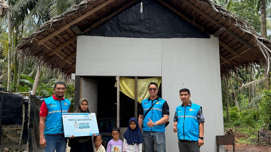 PLN UID Sumbar menyalakan listrik gratis bagi 102 rumah warga melalui program Light Up The Dream di Padang dan beberapa daerah.