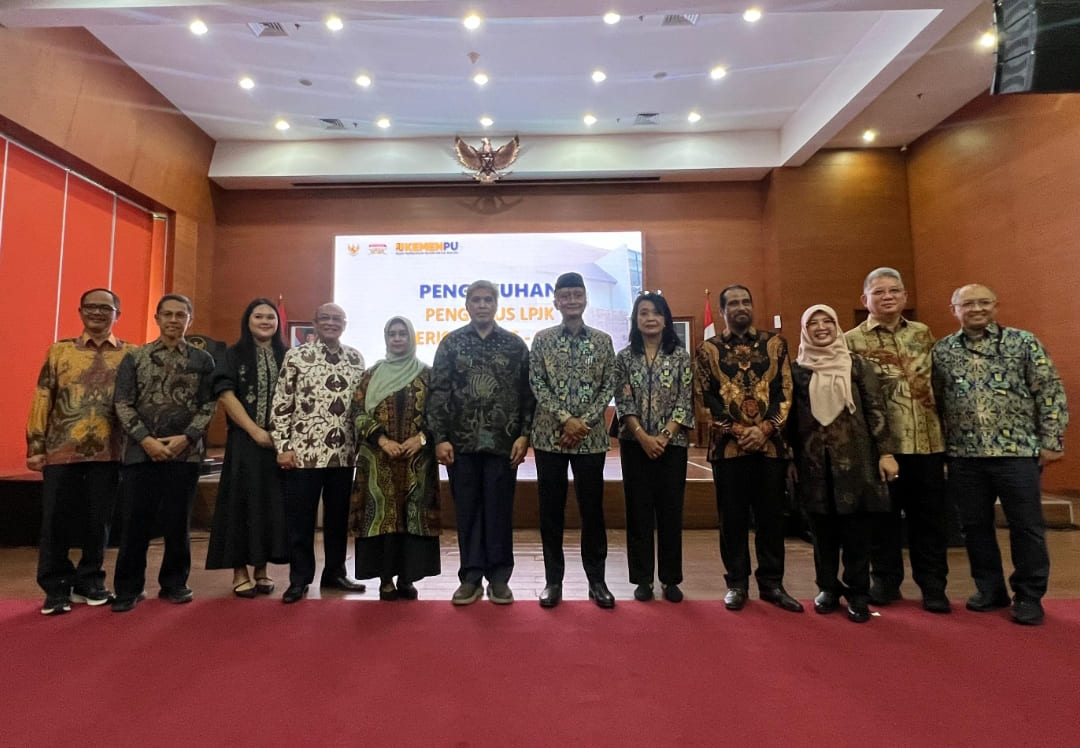 Menteri PU Dody Hanggodo dan Wakil Menteri PU Diana Kusumastuti bersama Pengurus LPJK 2026-2029 yang diketuai Insannul Kamil.(Foto: IST)