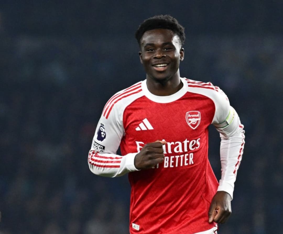 Bukayo Saka merayakan gol pembuka Arsenal ke gawang Brighton di Amex Stadium, gol yang dicetaknya di penampilan ke‑300 bersama Arsenal.(Foto: X @arsenal)