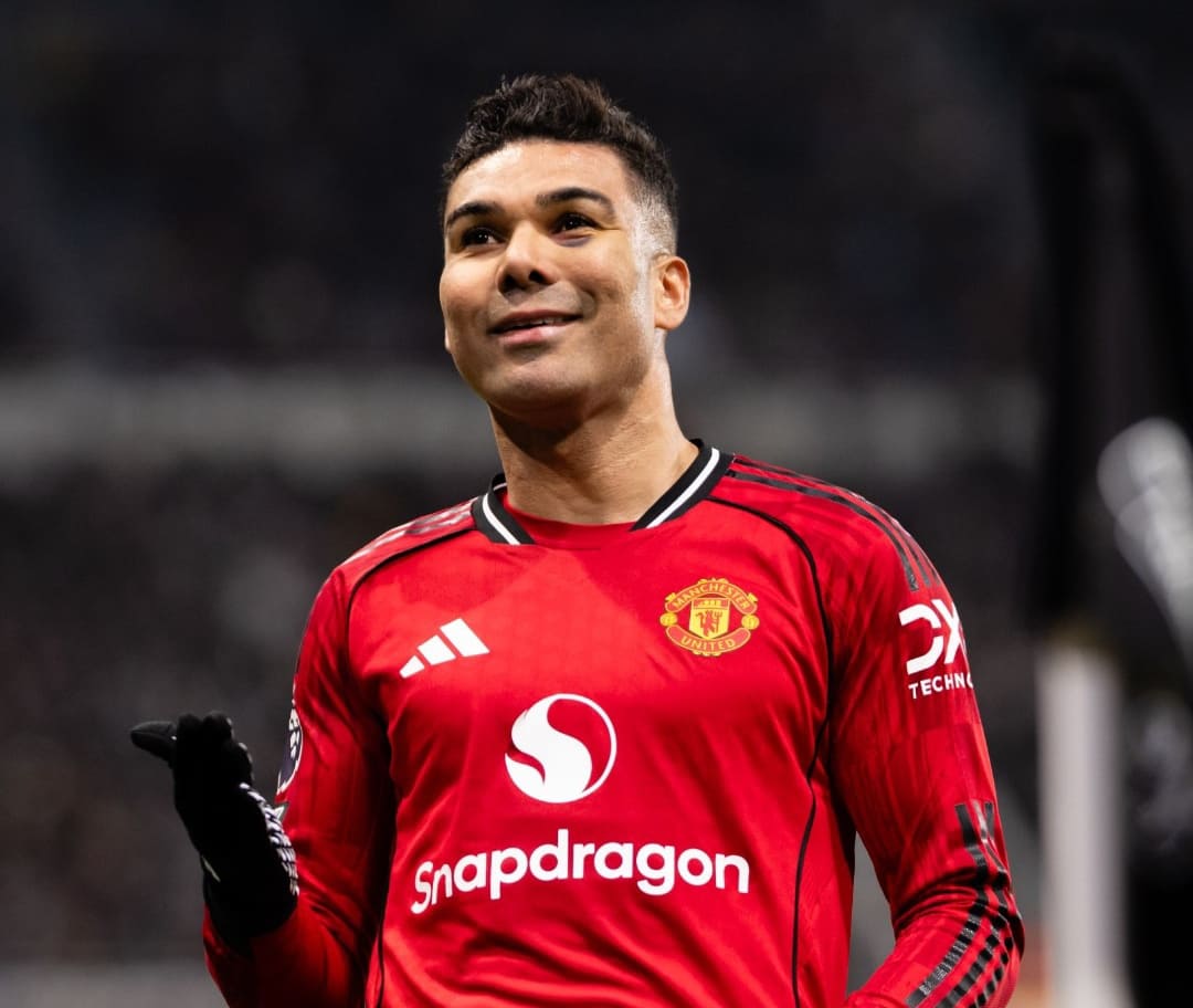 Casemiro menyamakan skor untuk Manchester United lewat sundulan pada menit akhir babak pertama melawan Newcastle United di St James&rsquo; Park, Premier League 2026.(Foto: IG @manutd)