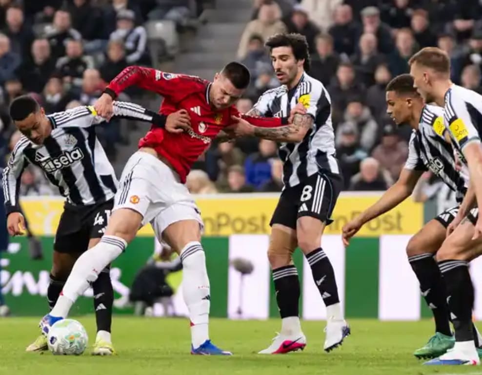 Penyerang Manchester United Benjamin Sesko dikawal ketat pemain Newcastle dalam laga Premier League di St. James' Park, Kamis (5/3/2026) dini hari WIB.(Foto: manutd.com)