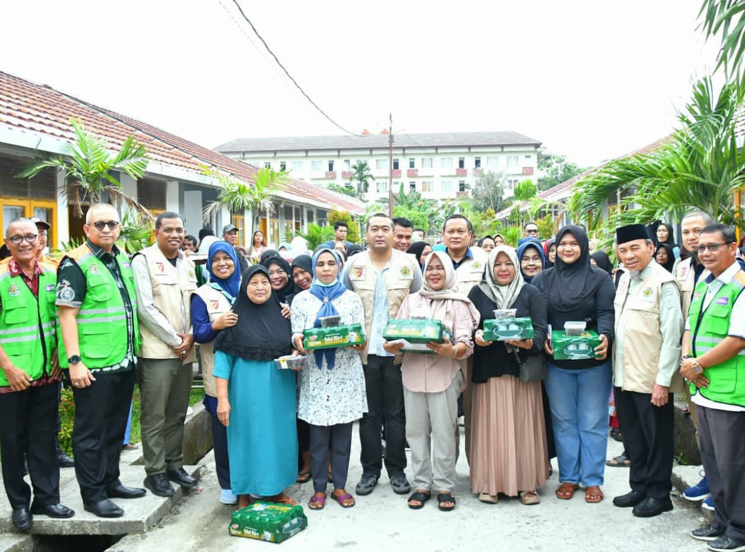 Ketua Kwarda Pramuka Sumbar Audy Joinaldy dan Wawako Maigus Nasir serahkan bantuan kepada korban bencana di Huntara Rumah Nelayan Lubuk Buaya.(Foto: Prokopim)