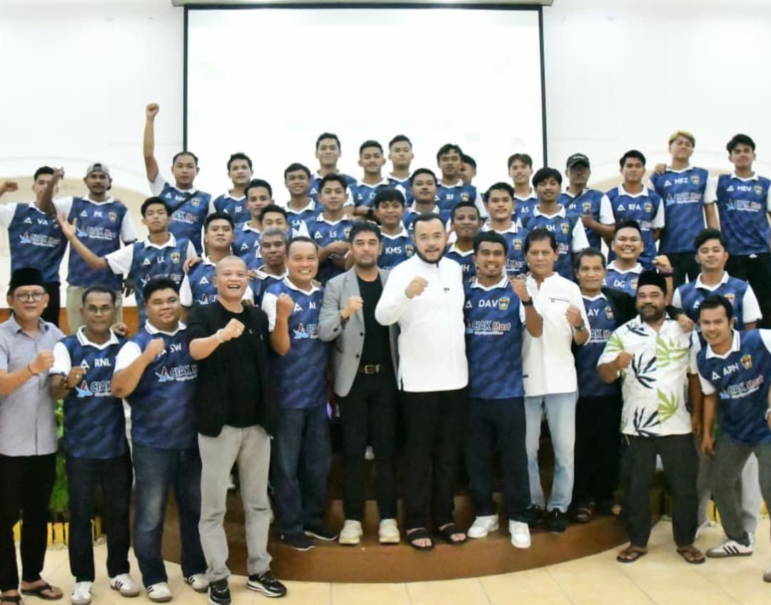 Pemain PSP Padang usai mendapat motivasi dari Wali Kota Padang Fadly Amran menjelang semifinal Liga 4 Sumbar 2025/2026.(Foto: Prokopim)