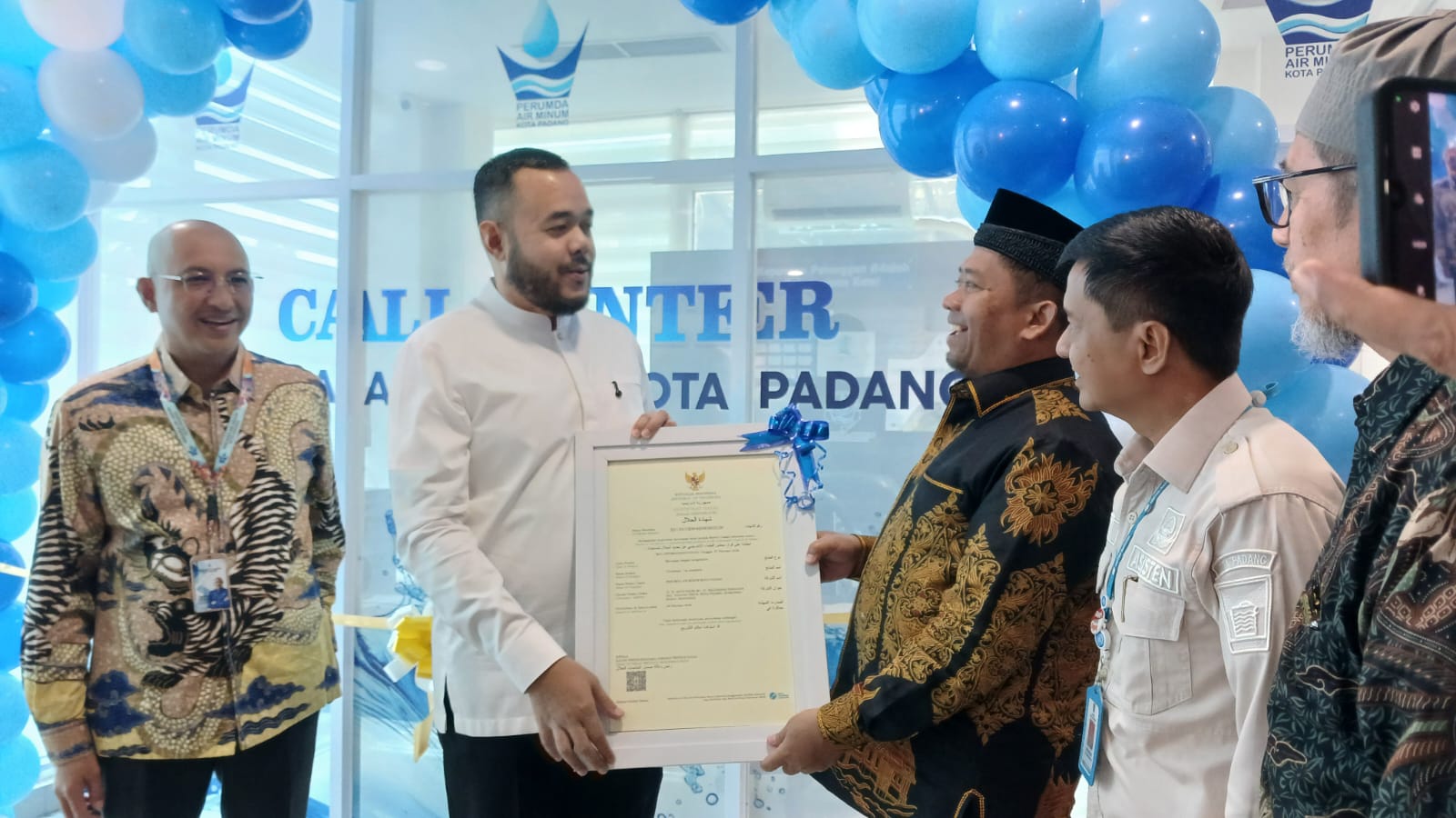 Wako Padang Fadly Amran menerima sertifikasi halal Perumda AM Padang dari Kepala BPJPH Sumbar, Riau Kepri dan Jambi Ikrar Abdi didampingi Dirut Perumda AM Padang Hendra Pebrizal.