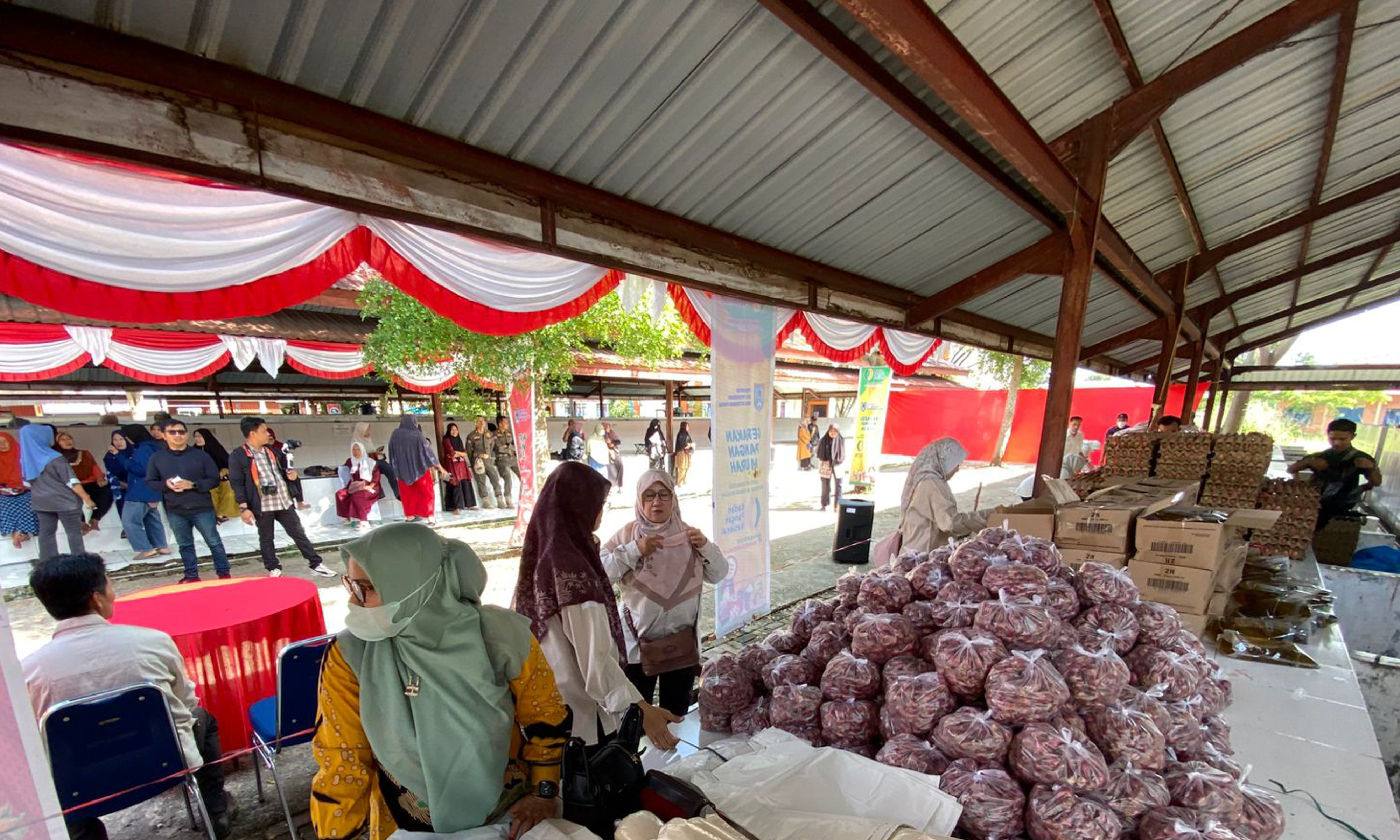 Pemko Payakumbuh gelar Gerakan Pangan Murah di Pasar Padang Kaduduak untuk menjaga stabilitas harga dan membantu warga memperoleh bahan pokok subsidi.