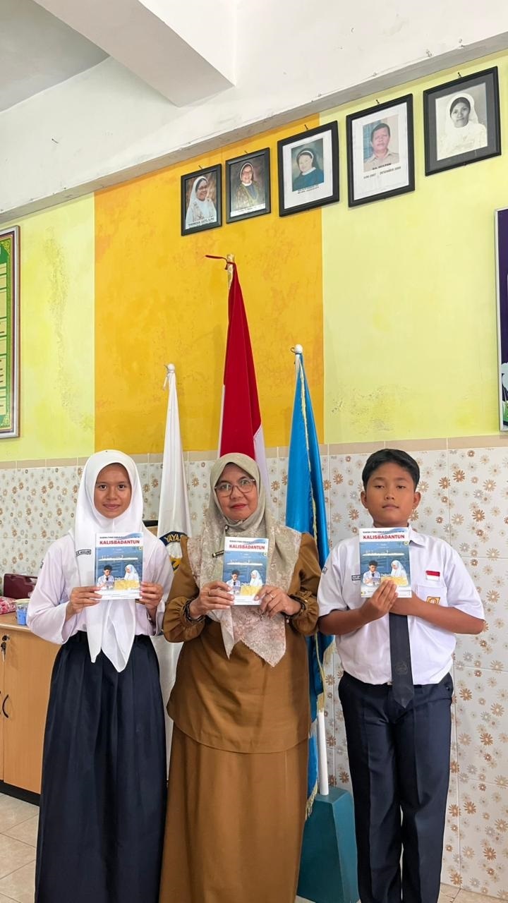 JADI BUKU : Siswa SMP Fidelis Payakumbuh memperlihatkan pantun-pantun yang telah dibukukan.