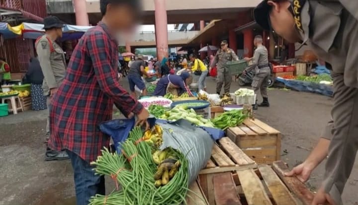Satpol PP Padang menertibkan pedagang yang berjualan di selasar toko dan badan jalan Pasar Raya. Sejumlah barang dagangan disita saat operasi gabungan.