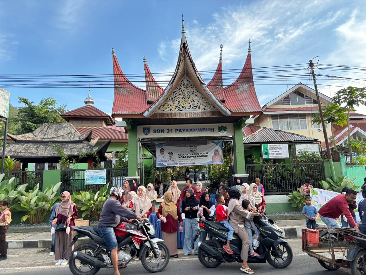 BERBAGI : Para guru bersama wali murid SDN 31 Payakumbuh antusias membangikan takjil kepada setiap pengendara yang lewat.(Tim laman guru)
