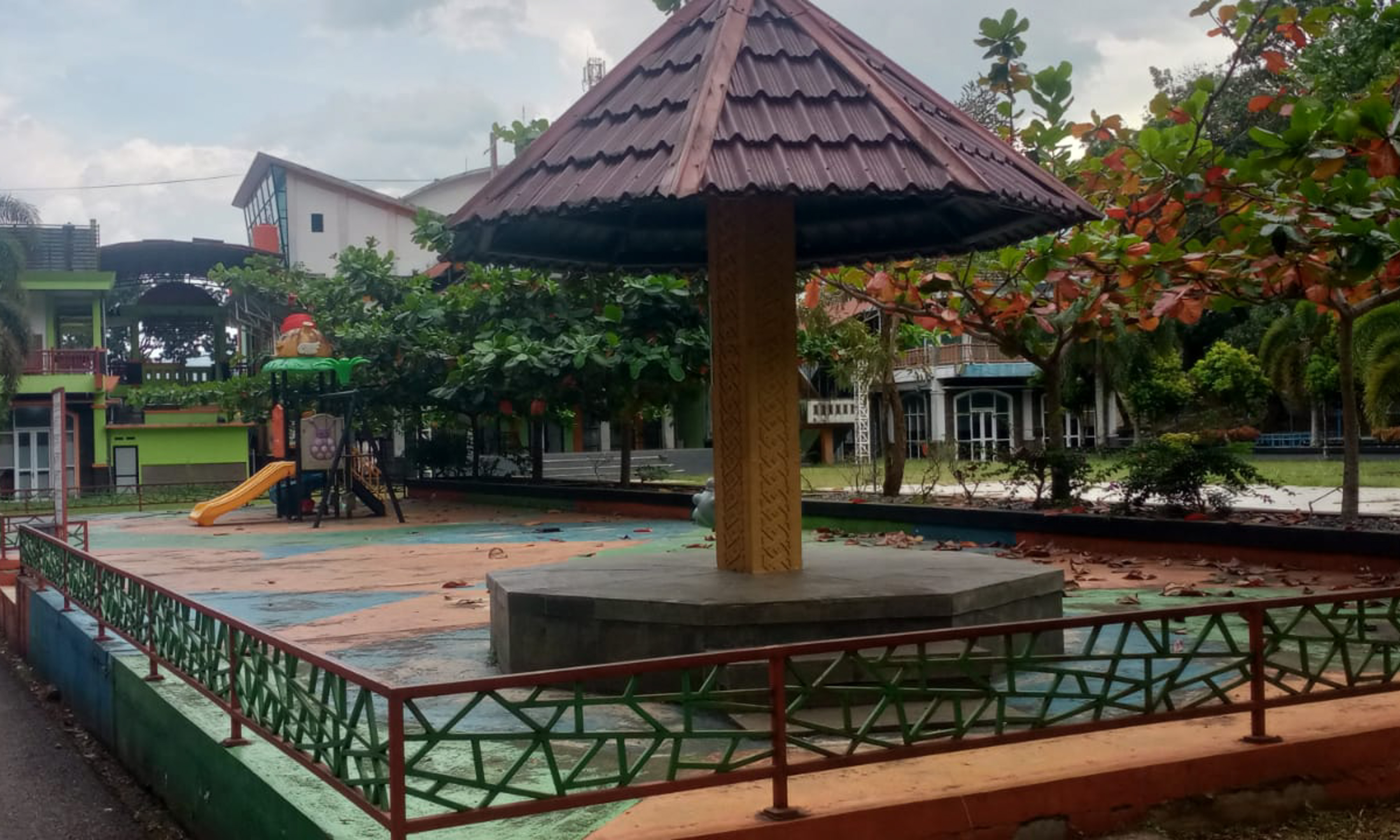 Wisata Ngalau Medan Nan Bapaneh Payakumbuh tetap ramai dikunjungi warga, meski akses menuju gua ditutup akibat konflik pengelolaan dan tanah ulayat.