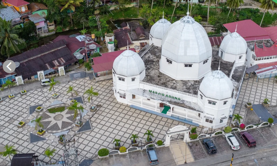 Masjid Agung Nurul Islam memiliki nilai sejarah penting karena di bagian bawah bangunannya terdapat ruangan yang dahulu merupakan bekas pabrik senapan peninggalan Belanda.