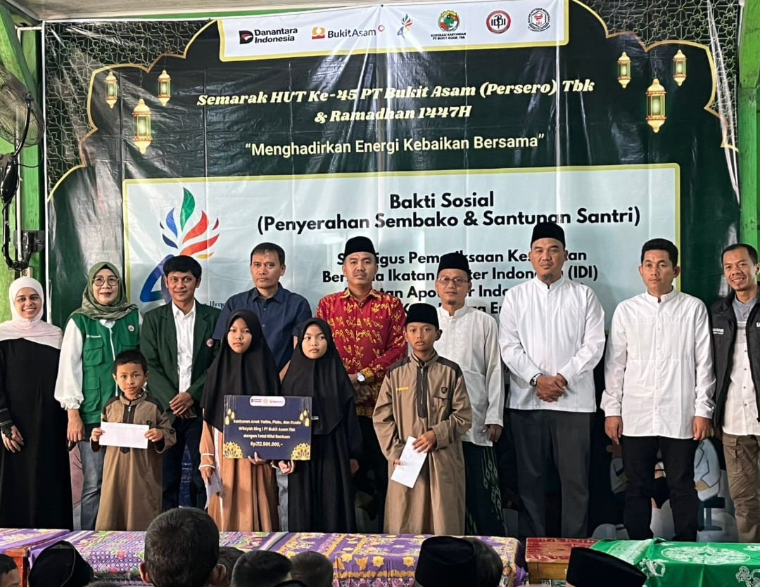 PT Bukit Asam salurkan santunan kepada anak yatim, piatu, dan kaum duafa di wilayah Ring I.(Foto: Corcom)