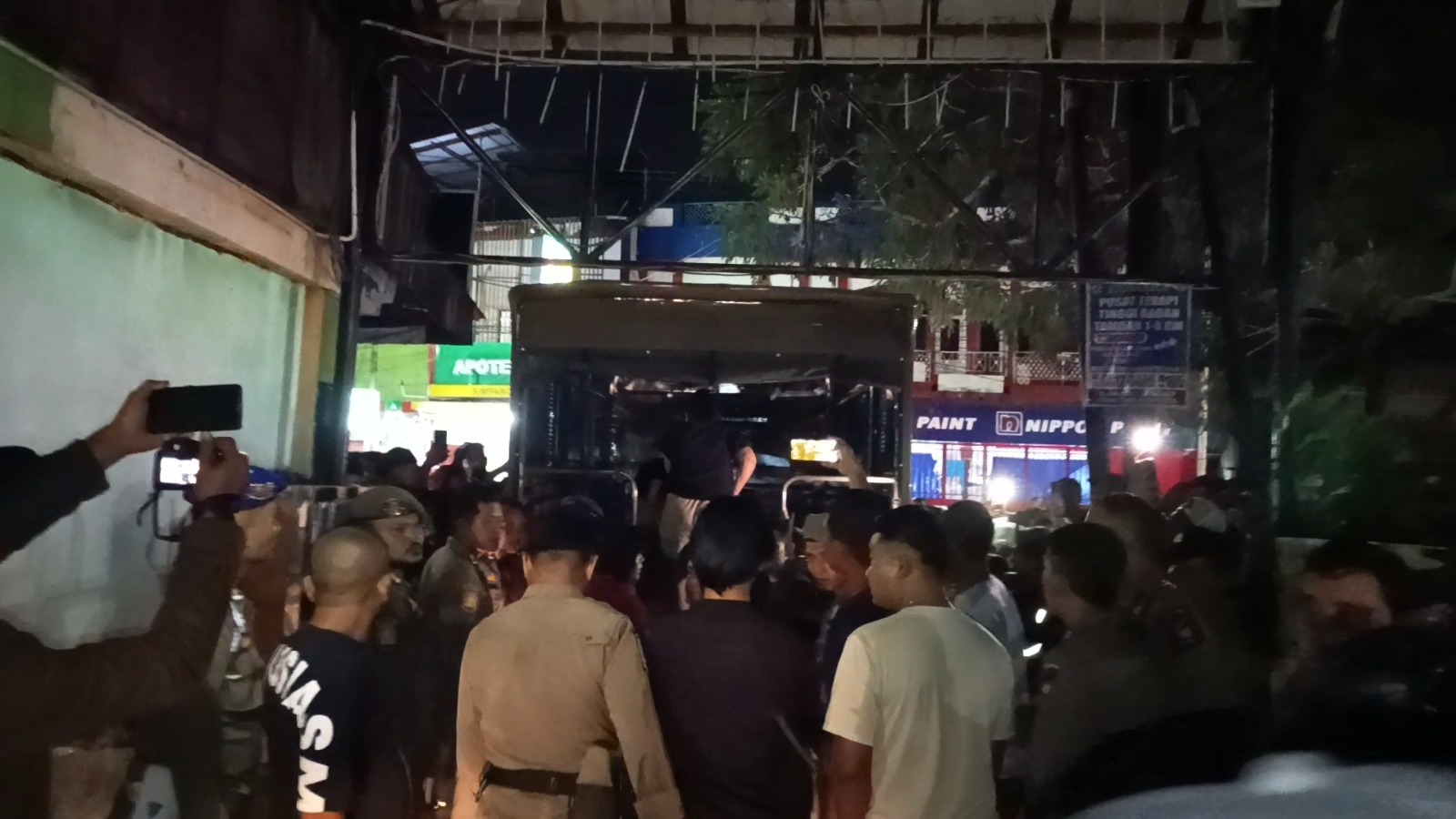 Satpol PP Kota Padang amankan dua orang wanita dan minuman beralkohol di sebuah kafe karaoke yang nekat beroperasi di bulan Ramadan, Jumat dini hari (6/3/2026).