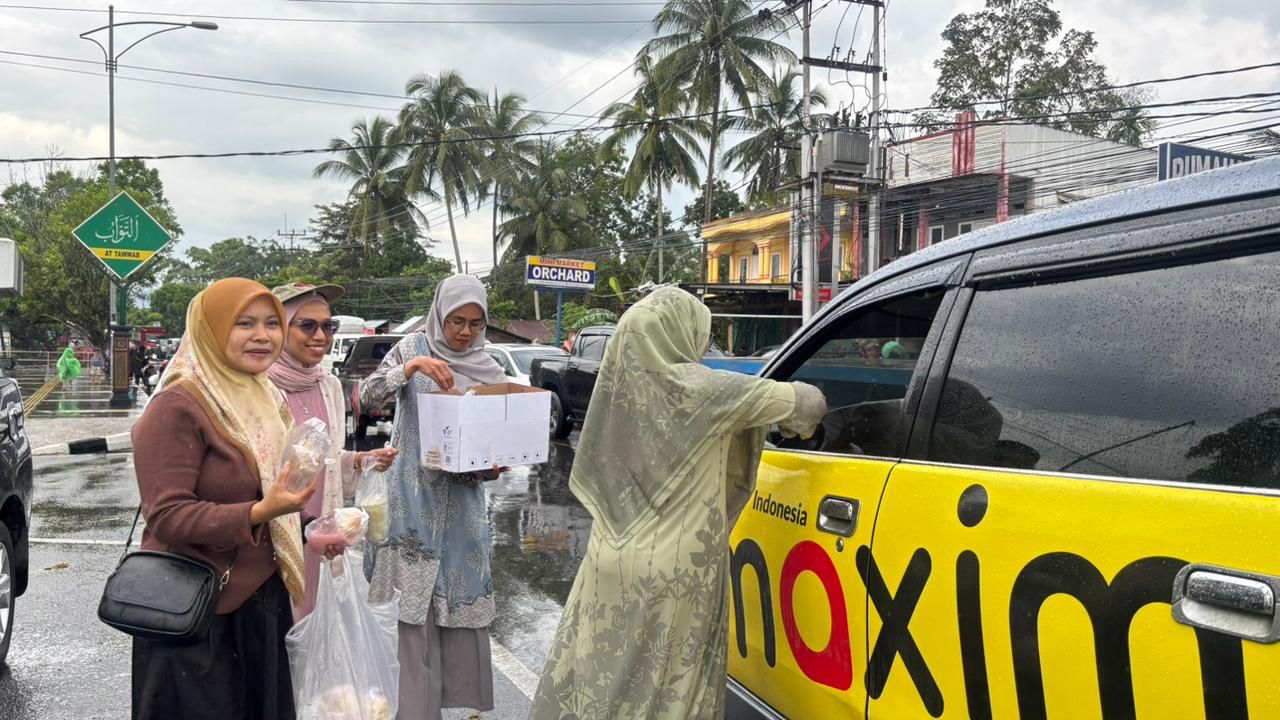 Dharma Wanita Persatuan (DWP) Dinas Komunikasi dan Informatika membagikan ratusan paket takjil gratis kepada pengguna jalan di depan Gedung Balai Kota, Kamis (5/3/2026).